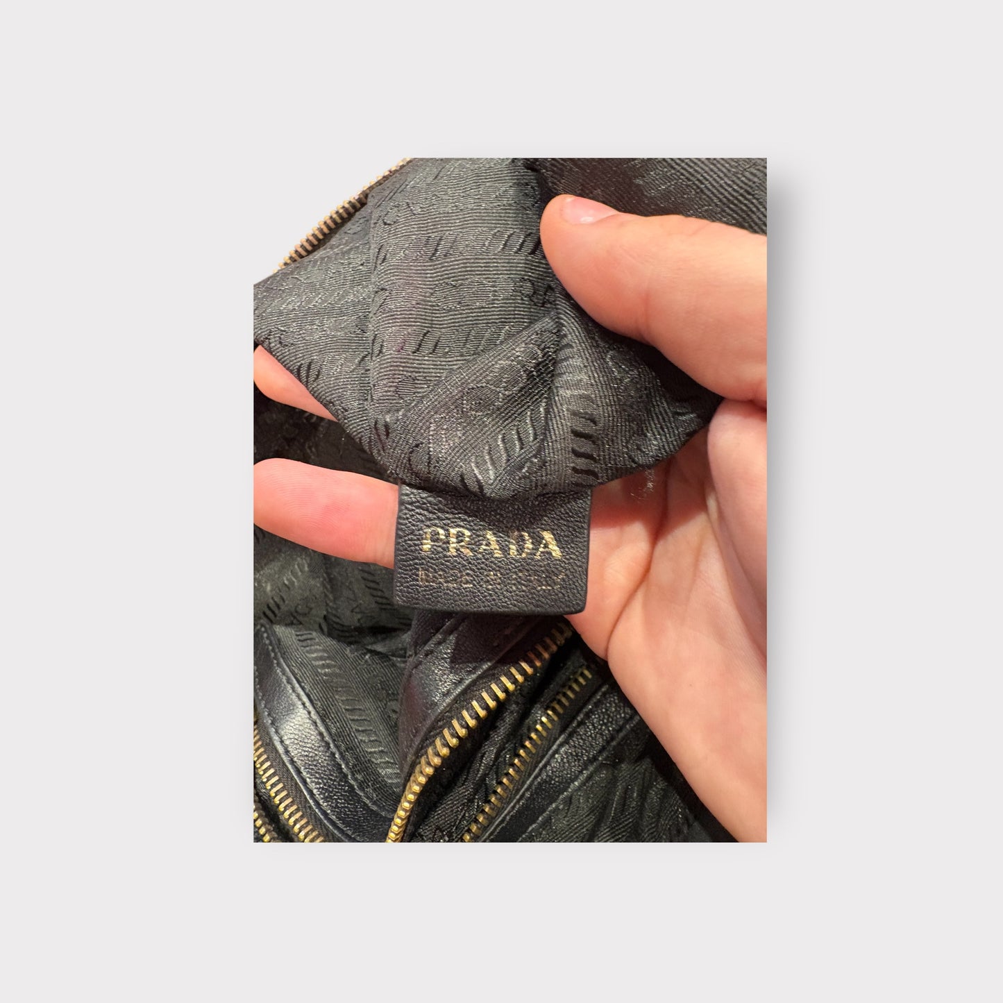 Prada – Sac cuir noir froncé avec bandoulière