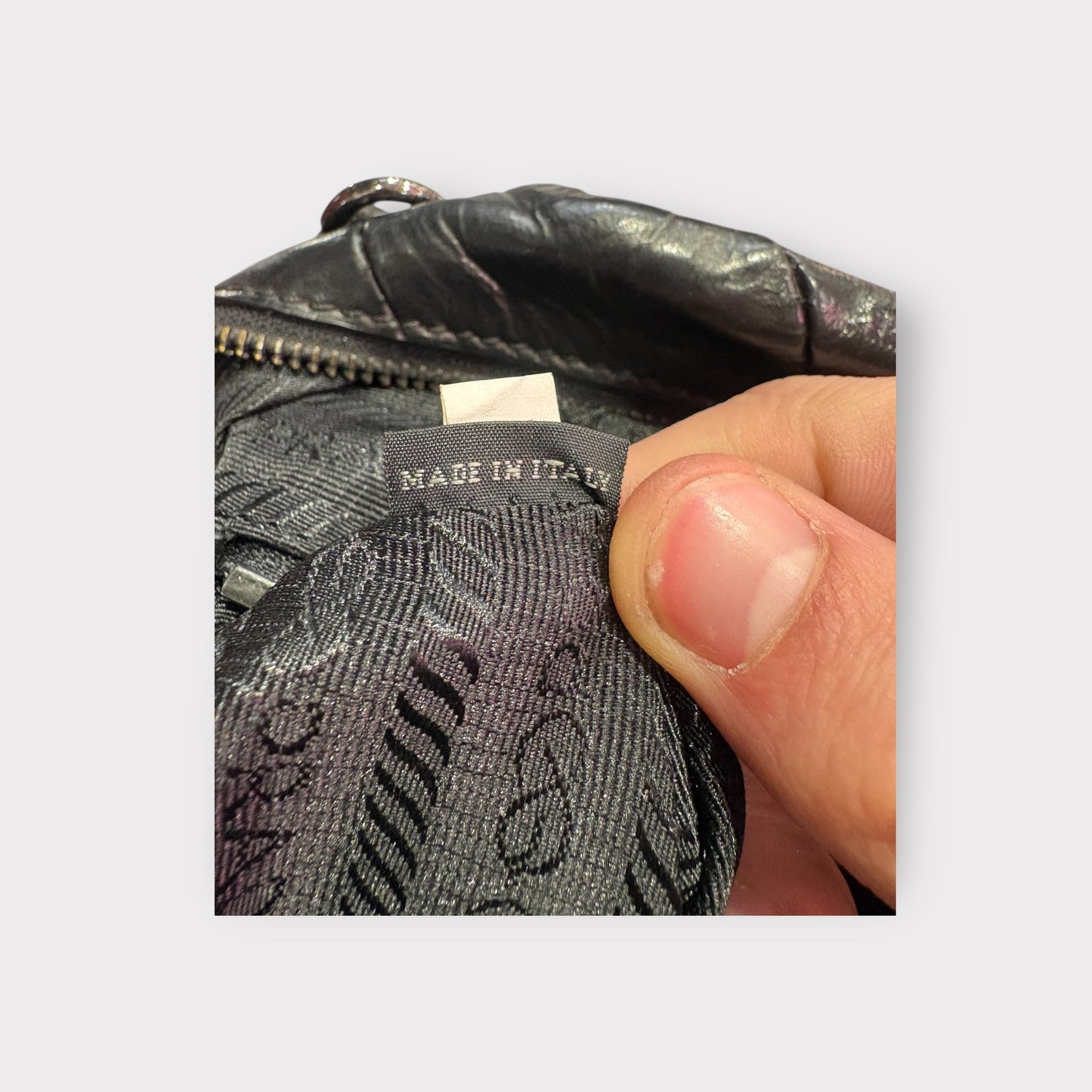 Prada – Sac cuir noir matelassé logo triangle
