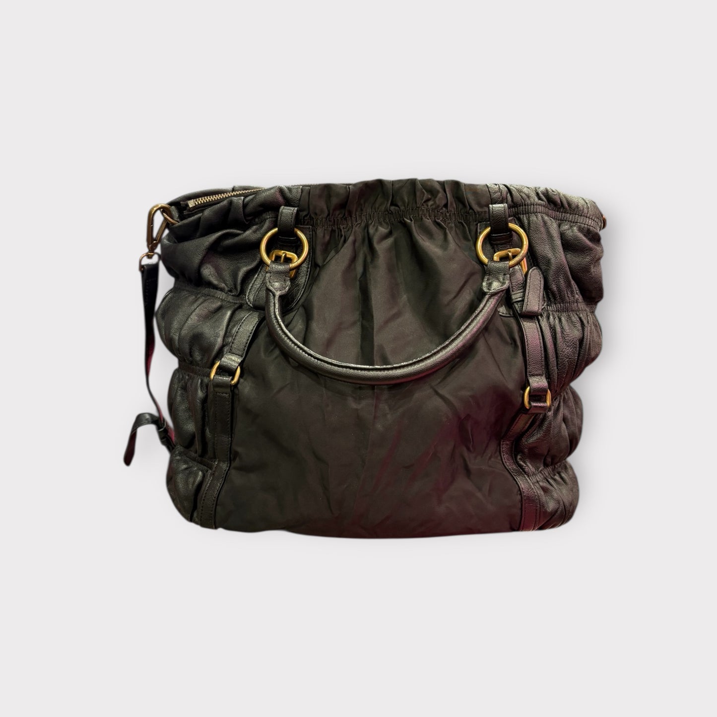Prada – Sac cuir noir froncé avec bandoulière