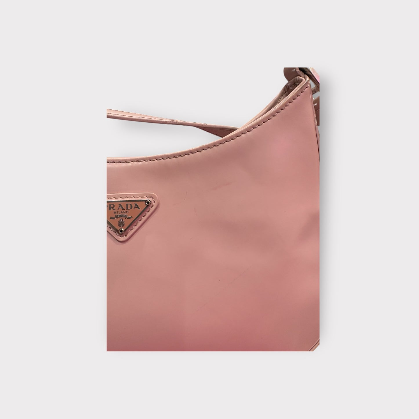Prada – Sac épaule cuir rose logo triangle