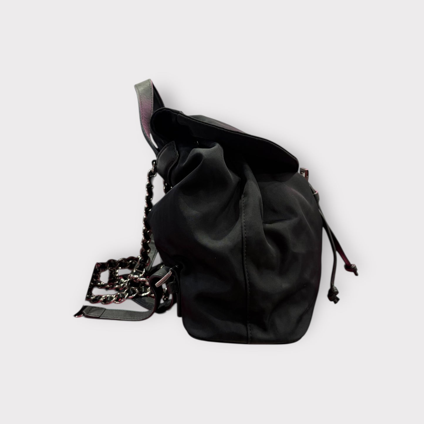Prada – Sac à dos nylon noir avec chaîne