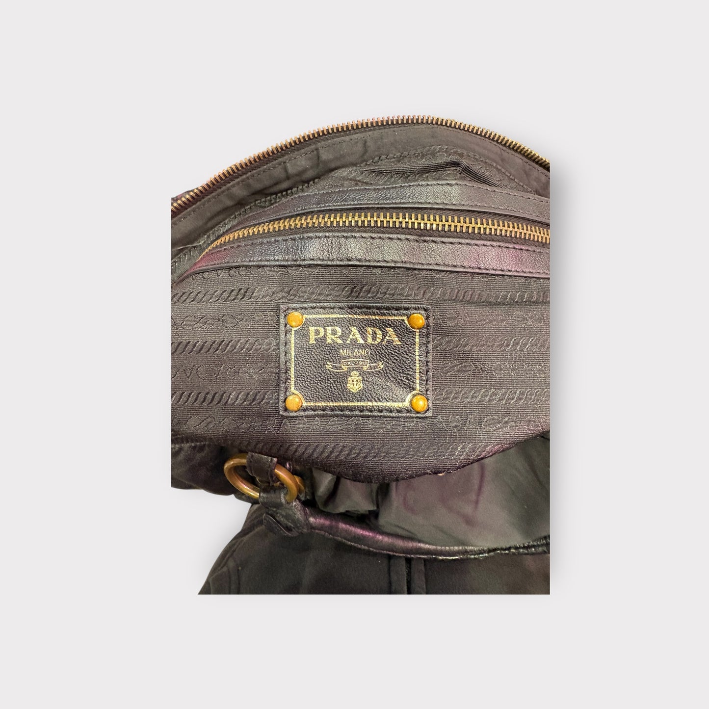 Prada – Sac cuir noir froncé avec bandoulière