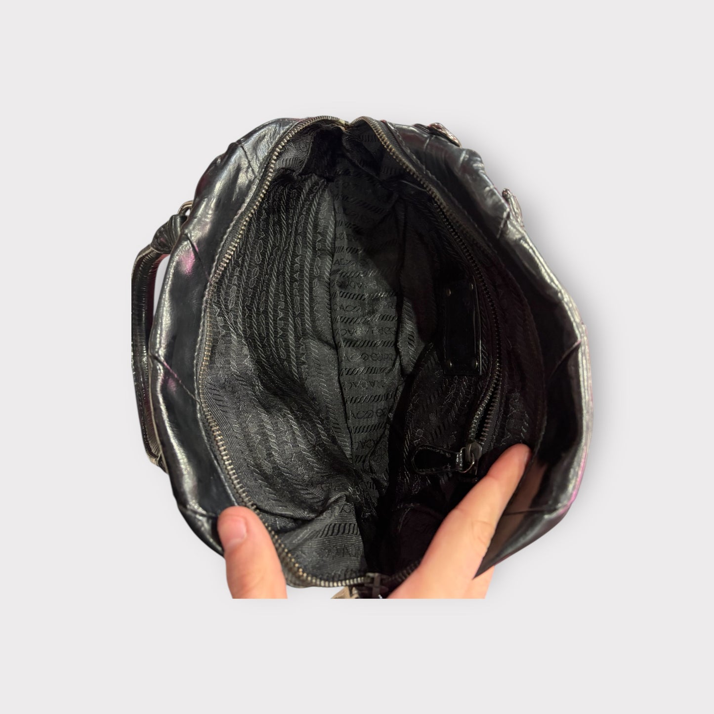 Prada – Sac cuir noir matelassé logo triangle