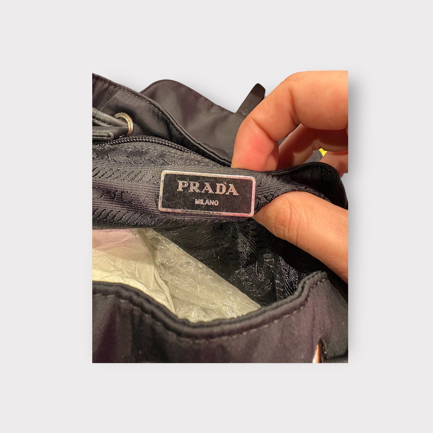 Prada – Sac à dos nylon noir avec chaîne