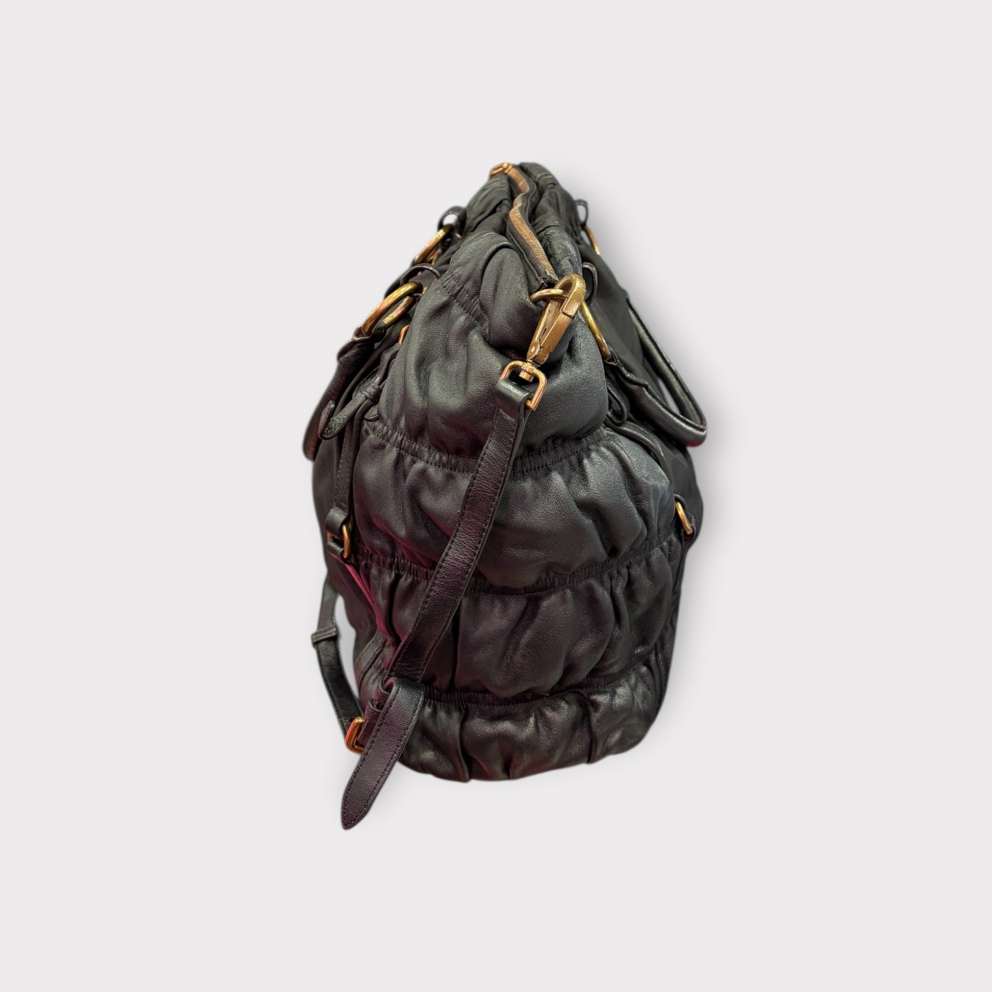 Prada – Sac cuir noir froncé avec bandoulière