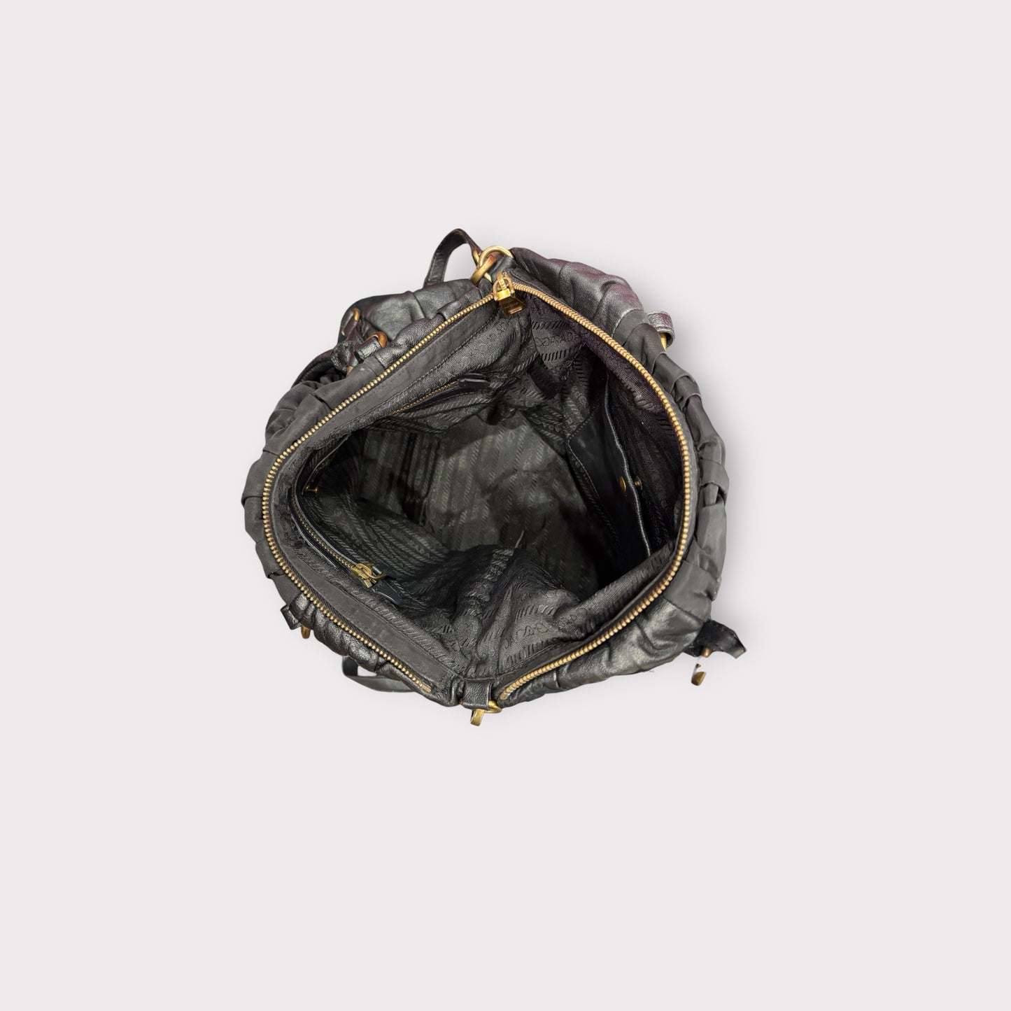 Prada – Sac cuir noir froncé avec bandoulière