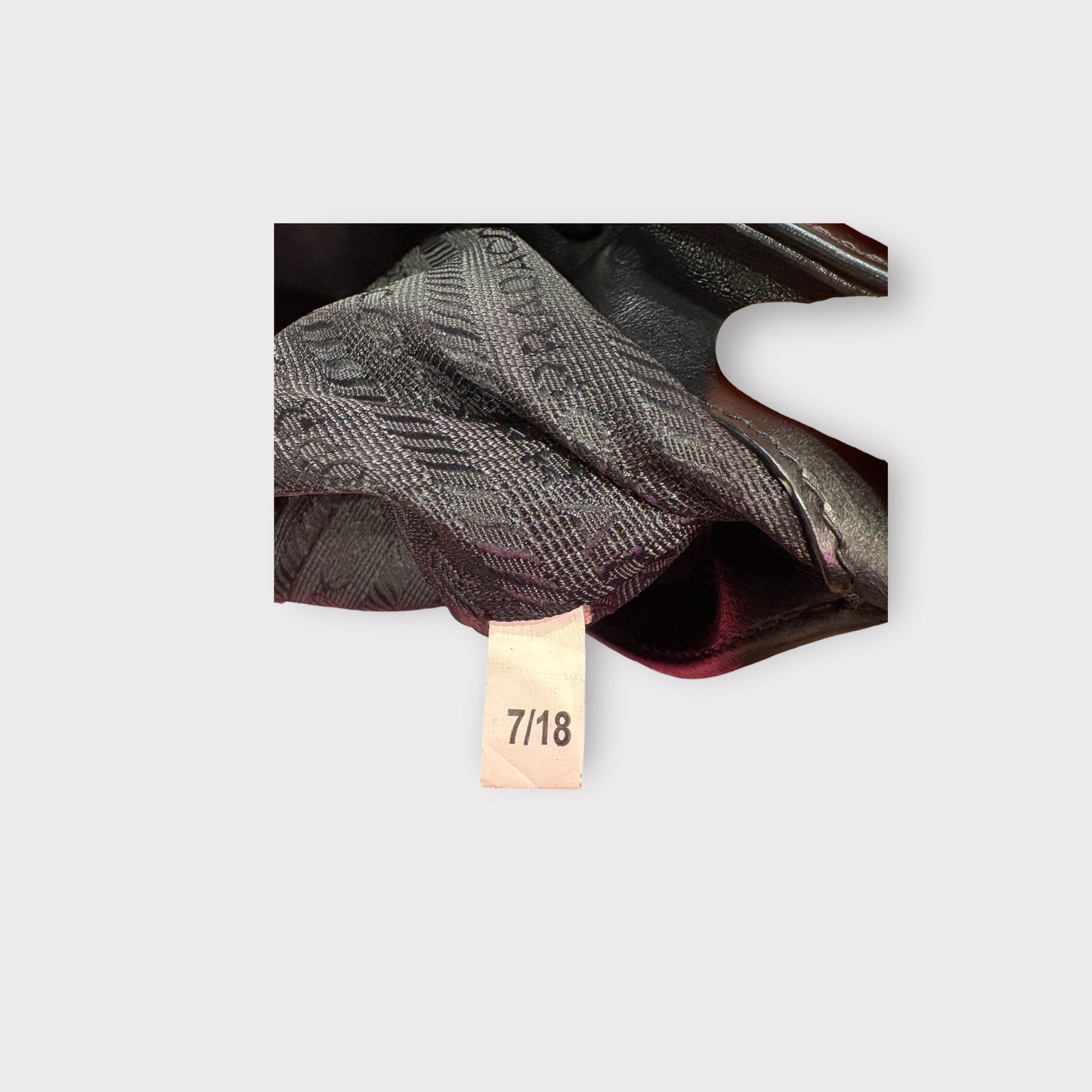 Prada – Sac épaule cuir rose logo triangle