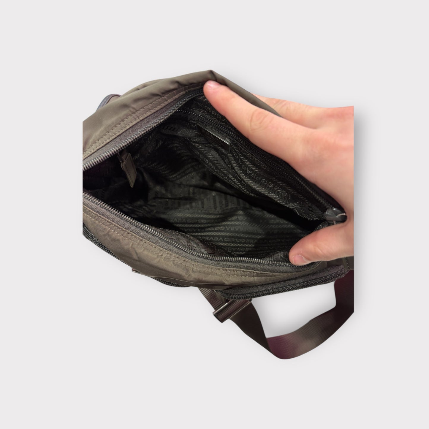Prada – Sac bandoulière nylon kaki / marron