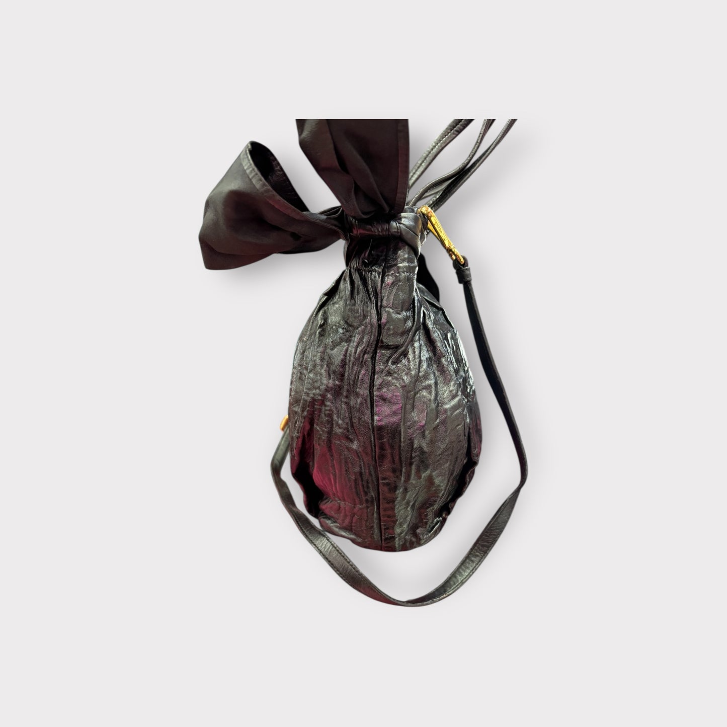 Prada – Sac cuir noir vintage à liens / froncé