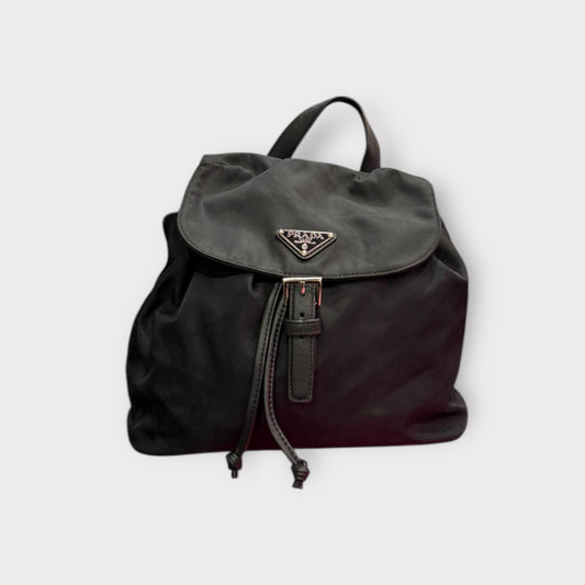 Prada – Sac à dos nylon noir avec chaîne