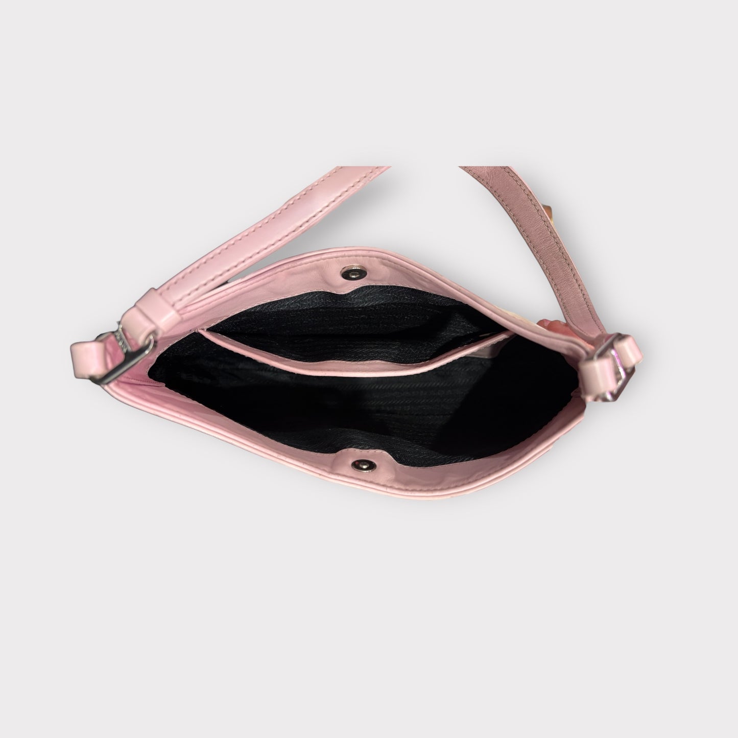 Prada – Sac épaule cuir rose logo triangle