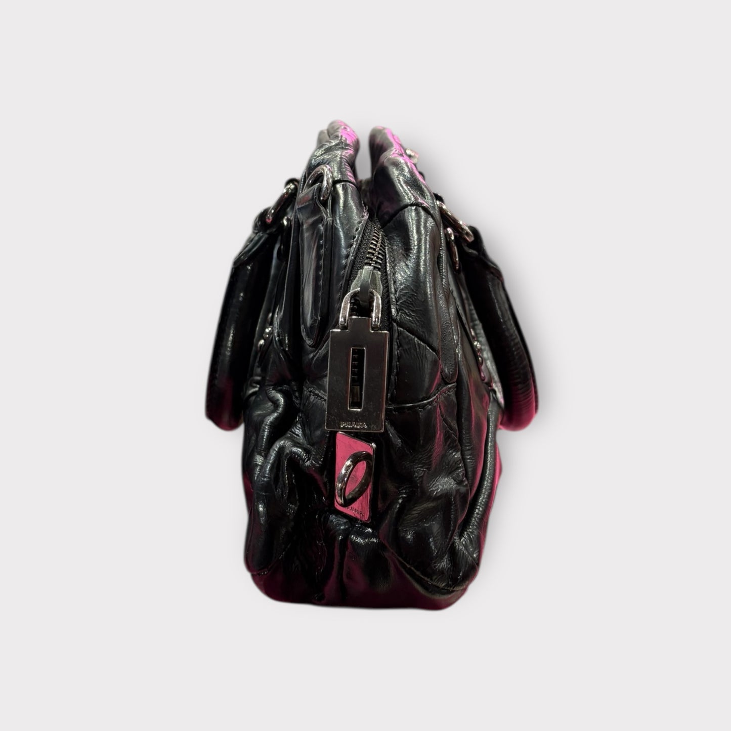 Prada – Sac cuir noir matelassé logo triangle