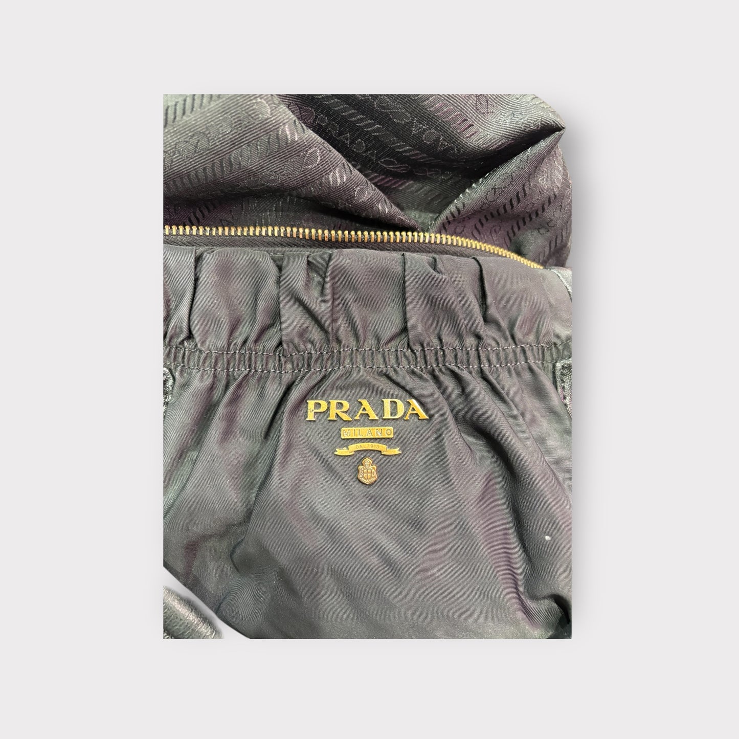 Prada – Sac cuir noir froncé avec bandoulière