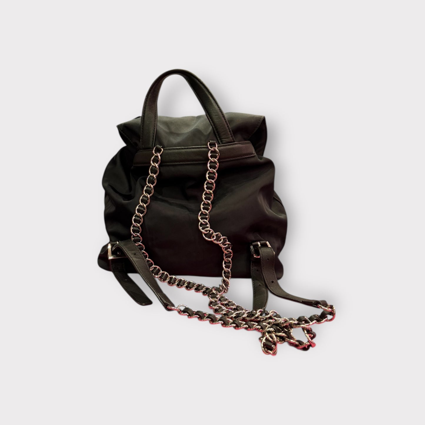 Prada – Sac à dos nylon noir avec chaîne
