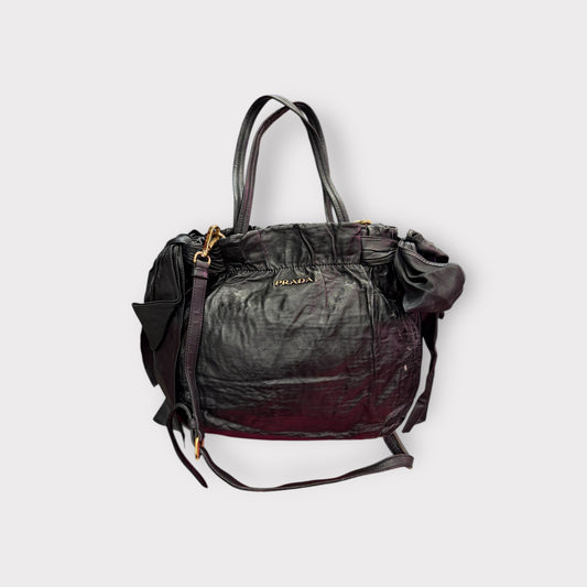 Prada – Sac cuir noir vintage à liens / froncé