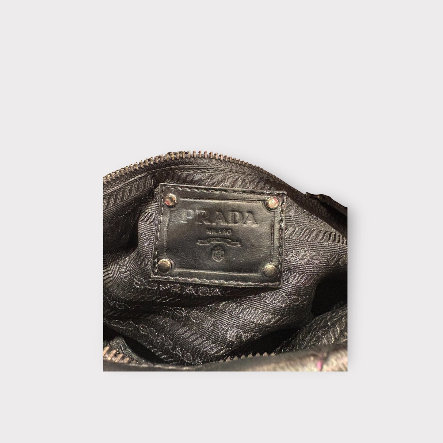 Prada – Sac cuir noir matelassé logo triangle