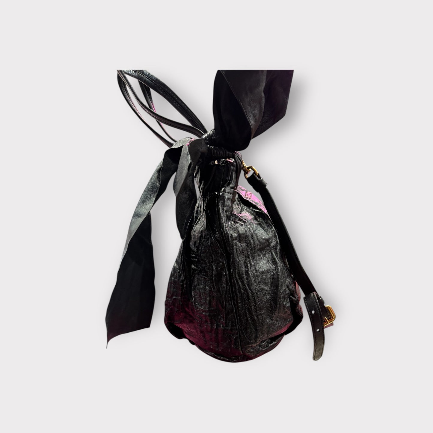 Prada – Sac cuir noir vintage à liens / froncé