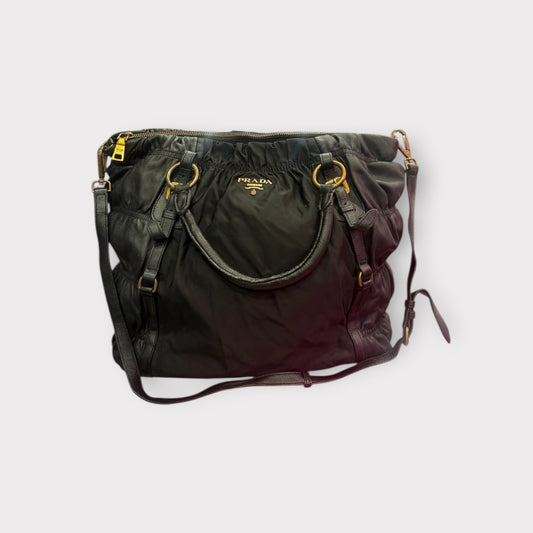 Prada – Sac cuir noir froncé avec bandoulière