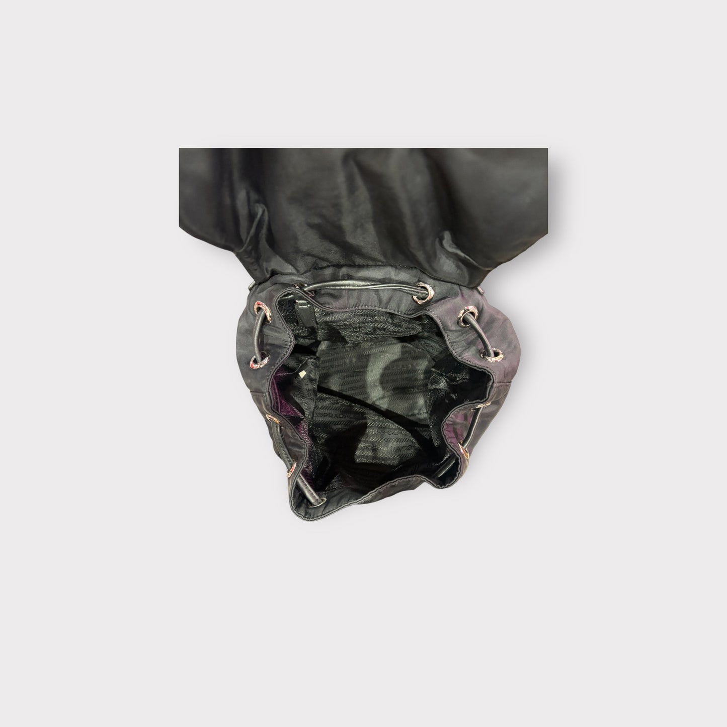 Prada – Sac à dos nylon noir avec chaîne