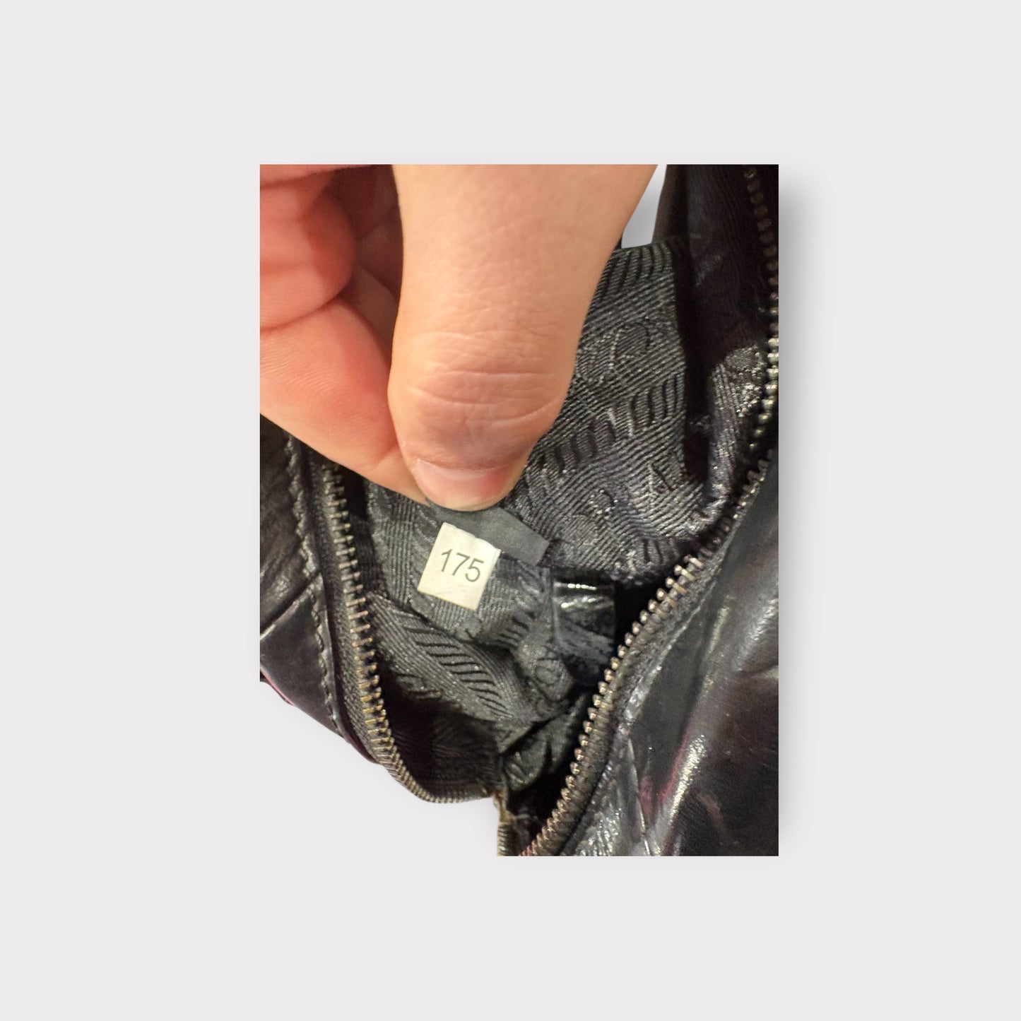 Prada – Sac cuir noir matelassé logo triangle