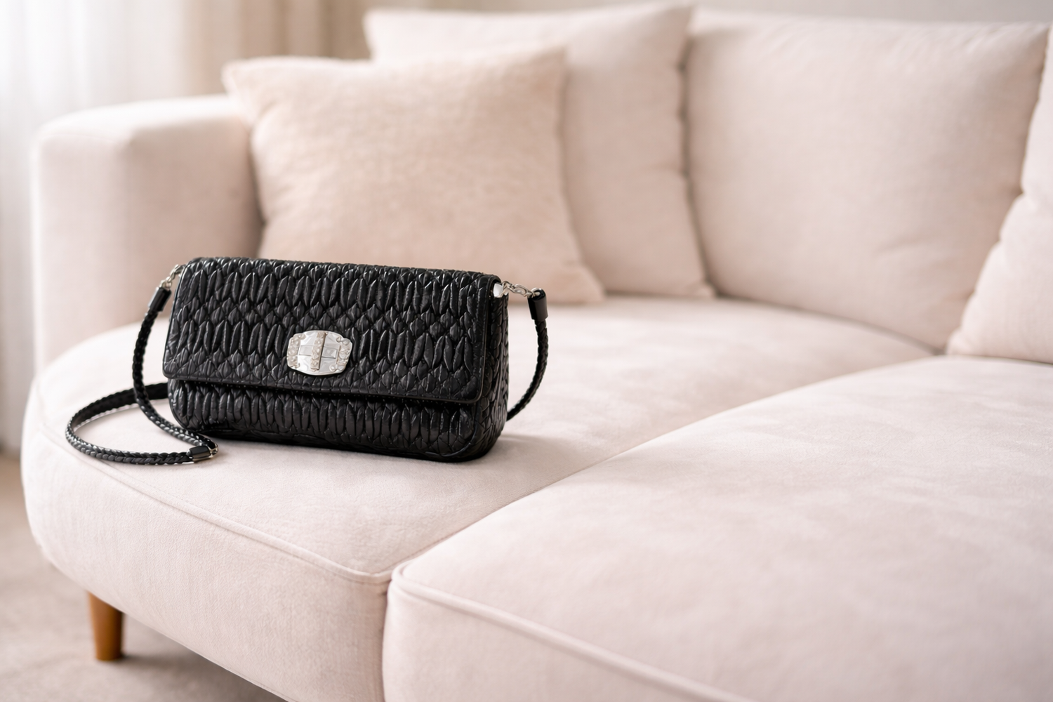 sac de luxe sur un canapé2